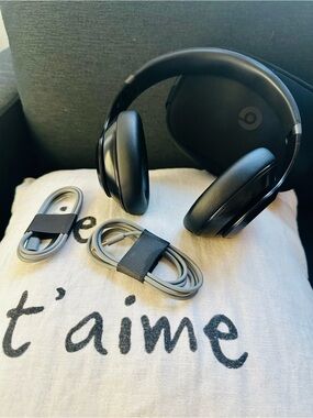Beats Studio Pro by Dre Solo Over-Ear Headphones in Black Noise Cancellation